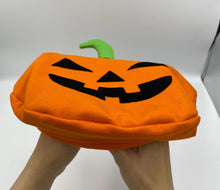 Cargar imagen en el visor de la galería, Gorrito de Calabacita
